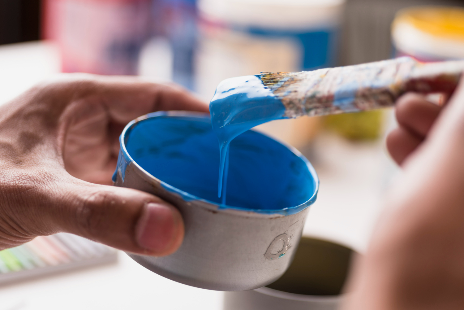 Imagem ilustrando o conteúdo spbre fosfato de zinco, mostrando um profissional fabricando tintas com esse material.