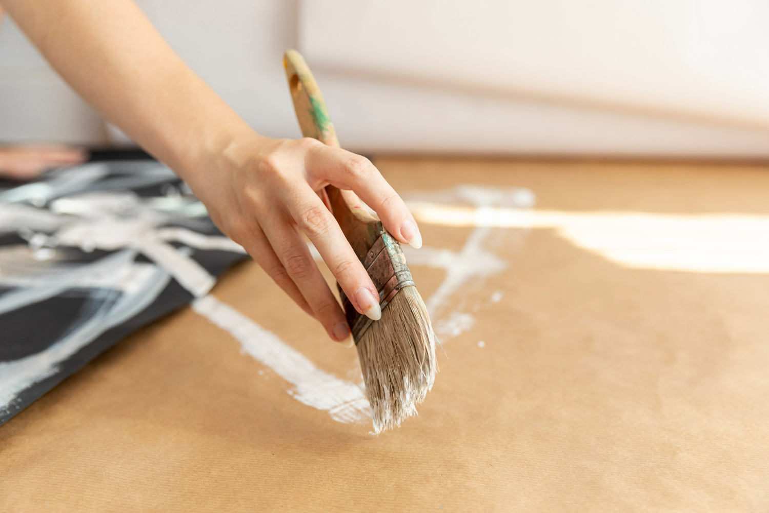 Imagem ilustrando o conteúdo sobre anticorrosivo e bloqueador de umidade mostrando um pintos usando tintas com essas propriedades.