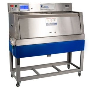 Imagem mostrando a câmara UV da Adexim Comexim, usada para testes de enelhecimento acelerado.